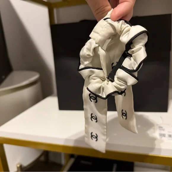 CHANEL HAIR TIE SILK OFF WHITE PREOWNED - Picture 3 of 8